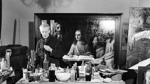 Han Van Meegeren, en su estudio, replicaba a los maestros de tú a tú