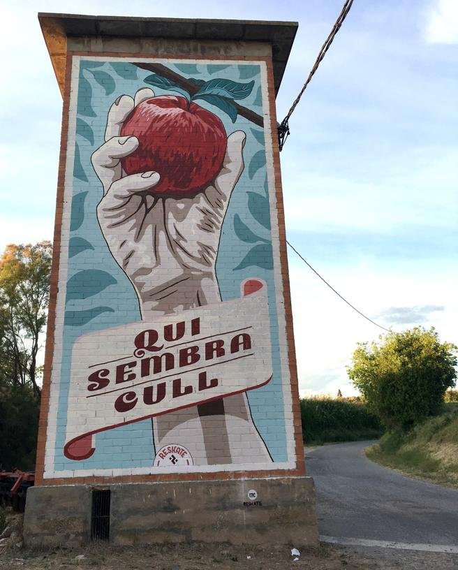 La manzana, una de las frutas de referencia de la zona, protagoniza uno de los murales de Penelles.